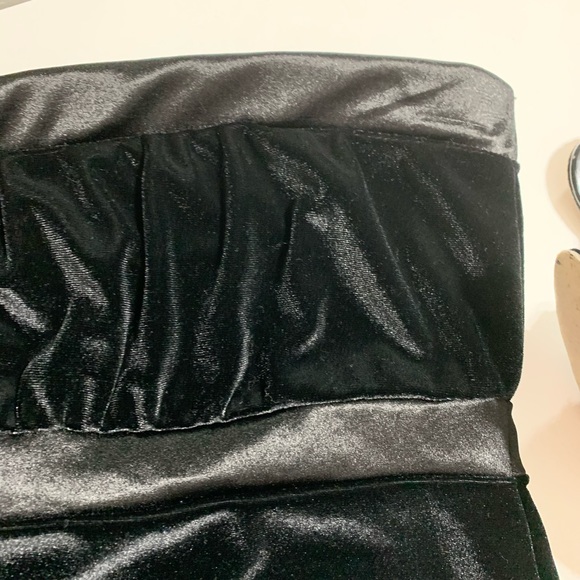 🆕Black Velvet Strapless top Size (Juniors M)‼️ - Picture 7 of 8